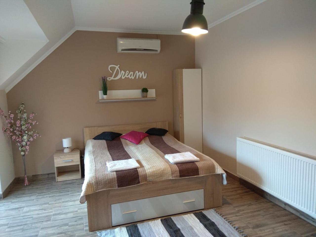 Alom Apartman Hajduszoboszlo Exterior photo